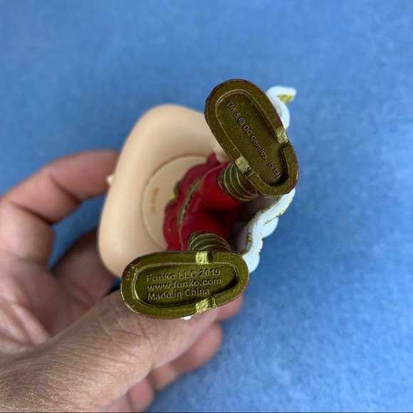 Funko POP! Heroes: #260 Shazam - Shazam Vinyl Figure - Picture 2 of 5